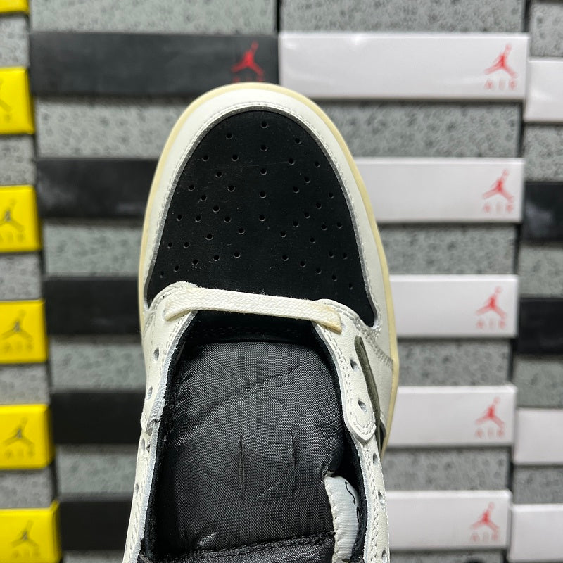 J1 Traviss white
